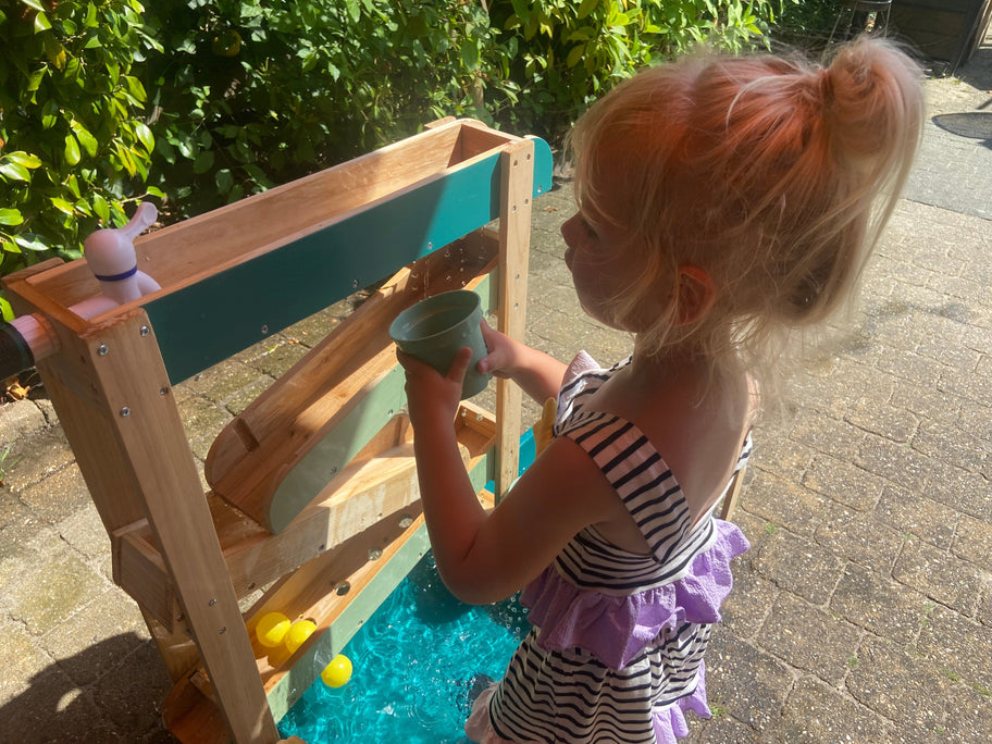 Waarom 90% van je buitenspeelgoed al na één zomer de vuilbak ingaat (en wat je wél moet kopen)