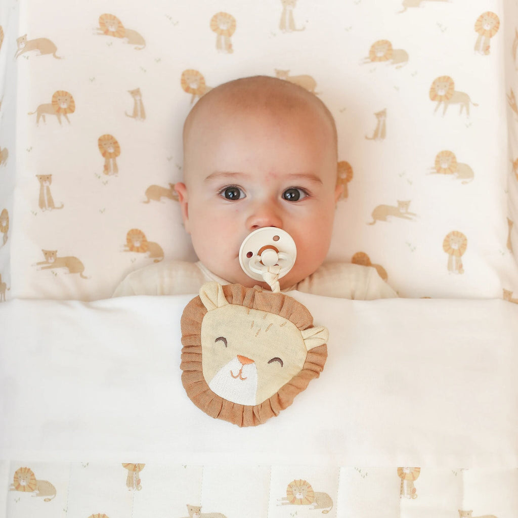 Little Dutch Speendoekje Leeuw Safari Friends geel, gestyled bij de bijpassende wiegdeken