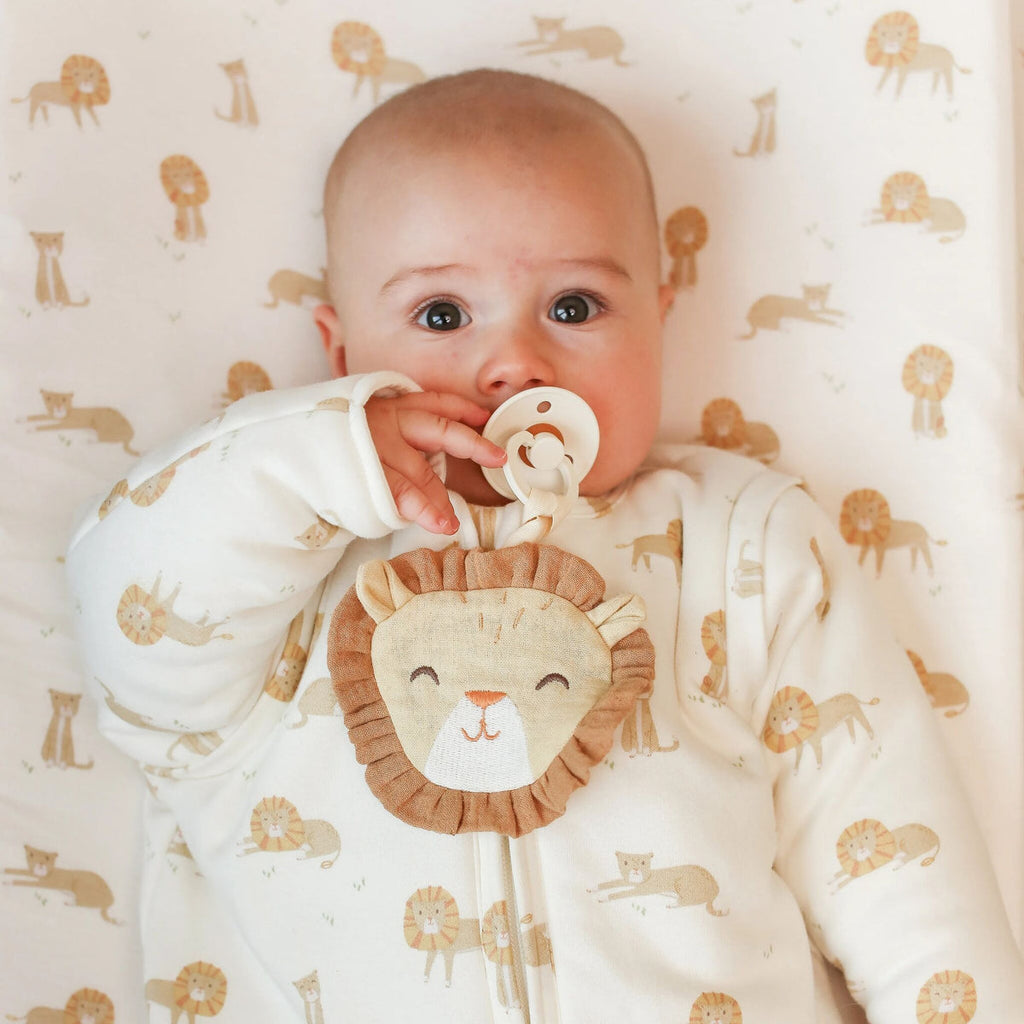 Little Dutch Speendoekje Leeuw Safari Friends geel, gestyled bij de bijpassende winterslaapzak