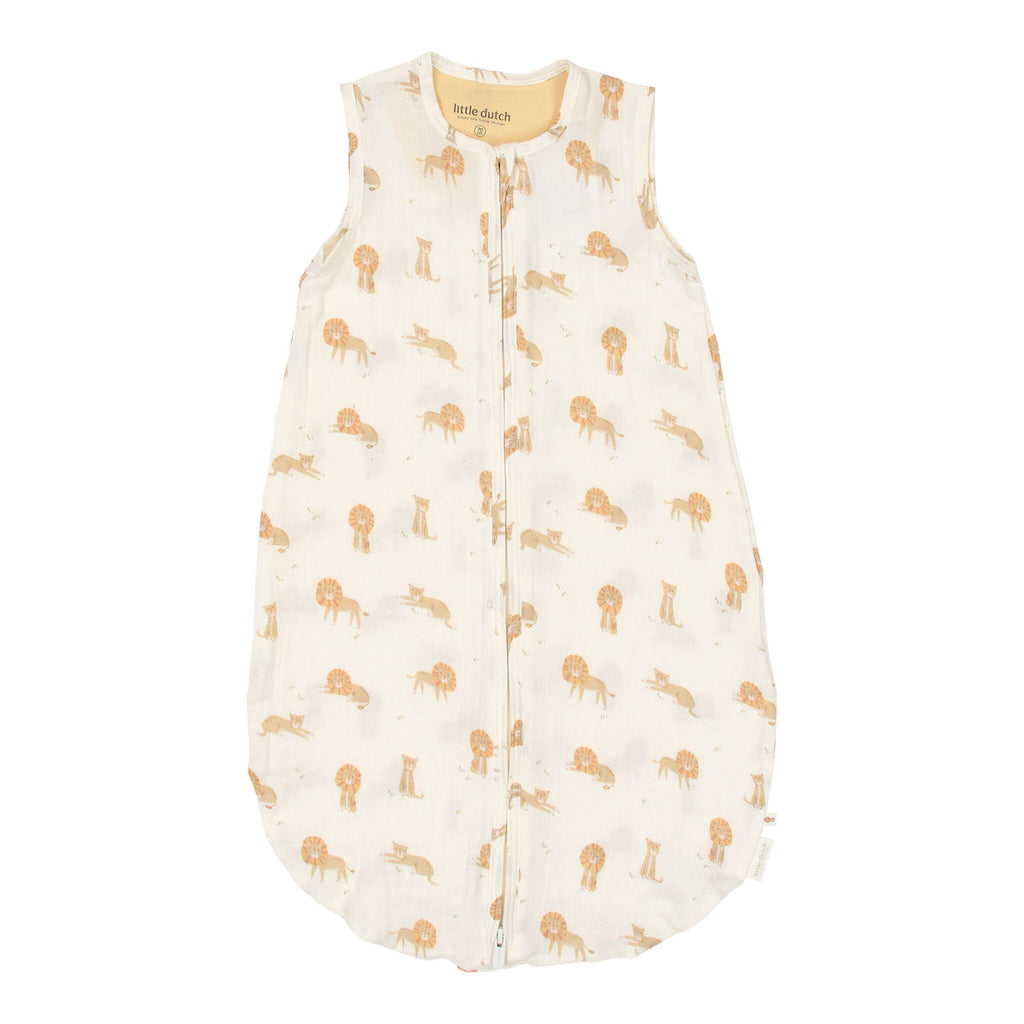 Little Dutch Slaapzak Zomer Safari Leo, vooraanzicht van de mousseline zomerslaapzak met leeuwenprint