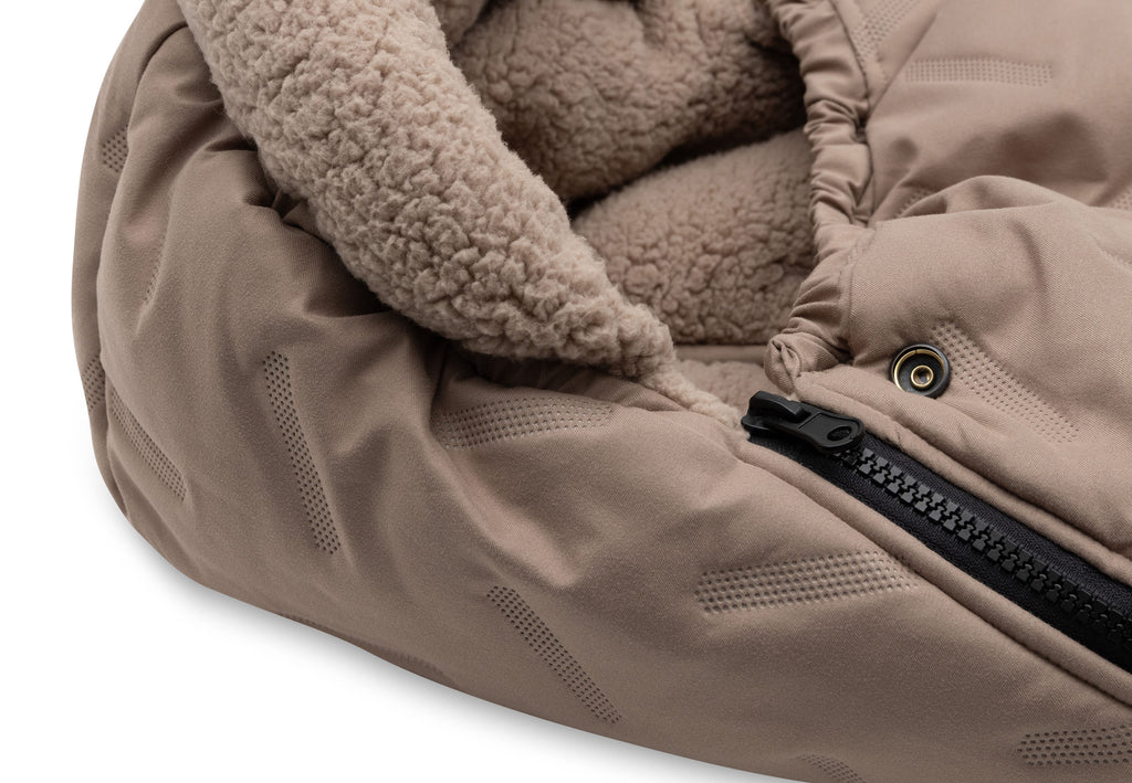 Jollein Voetenzak Groep 0+ 3/5 Punts Gordel Embossed | Milky Coffee