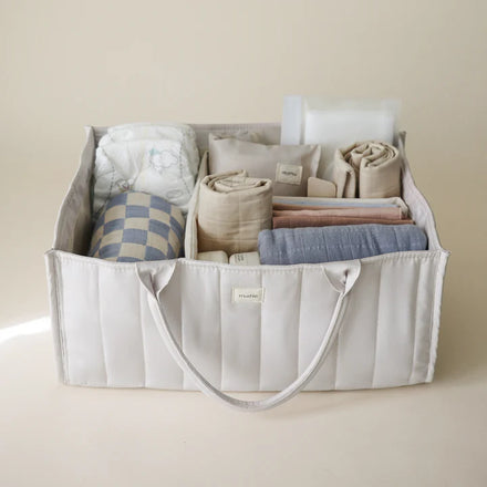 Mushie Luierorganizer Ivory houdt luiers en baby essentials georganiseerd in de babykamer of badkamer.