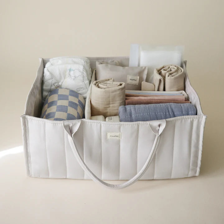 Mushie Luierorganizer Ivory houdt luiers en baby essentials georganiseerd in de babykamer of badkamer.