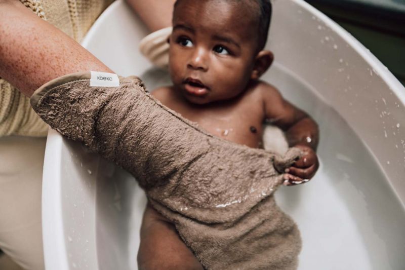 Koeka Douche Washand Dijon Daily Clay van De Gele Flamingo, met praktisch ophanglusje om snel te drogen