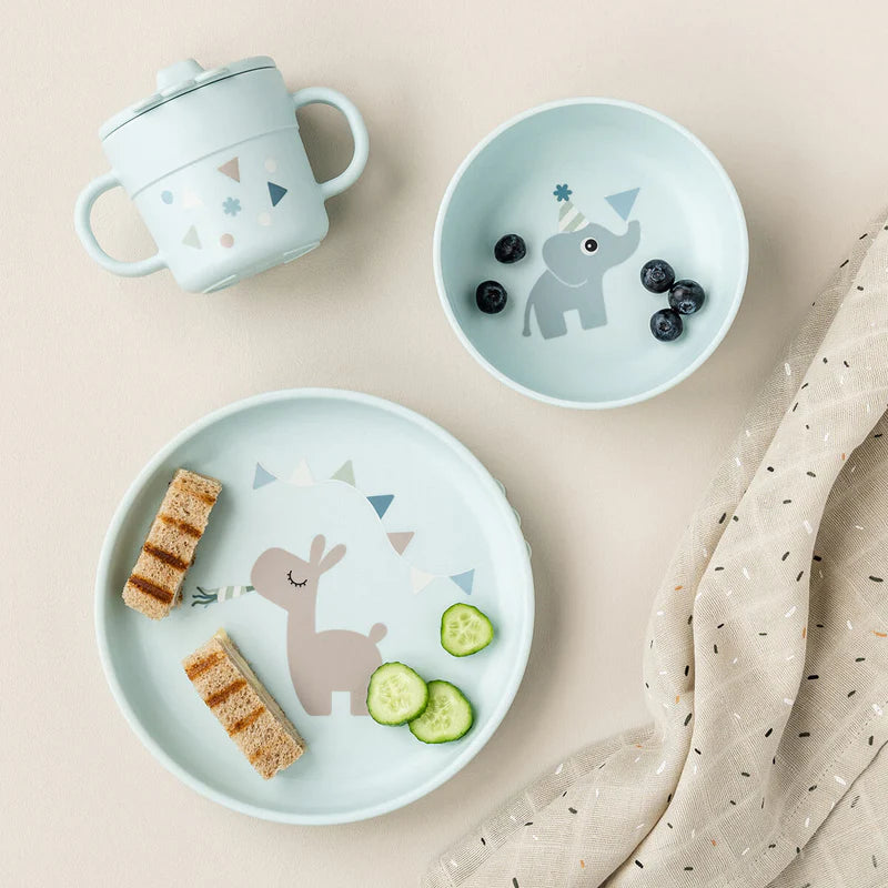 Done By Deer Foodie eetset Celebration Blue met bord en kom op zuigbases tegen omstoten, bij De Gele Flamingo.