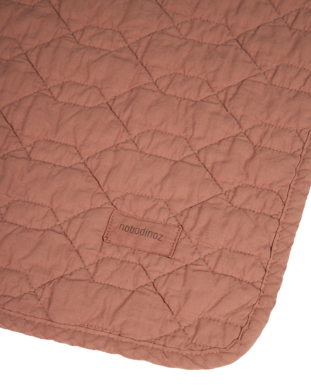 * Nobodinoz Wabi Sabi Quilted Deken 100x135cm | Rosewood*