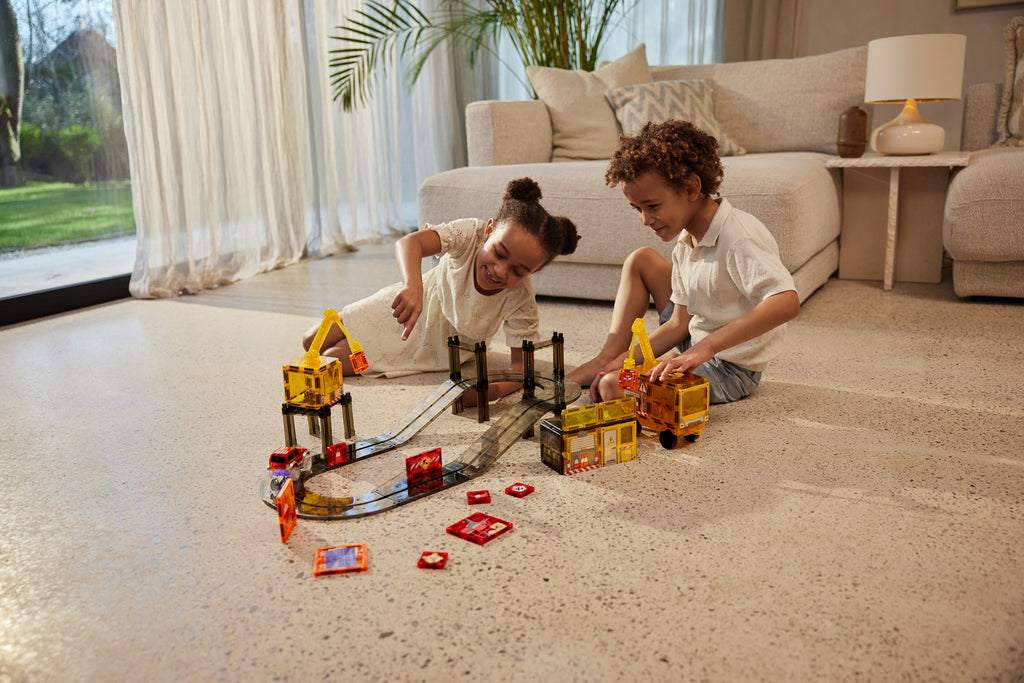 Kind speelt met de bouwwerf van de Cleverclixx Construction Builder Pack