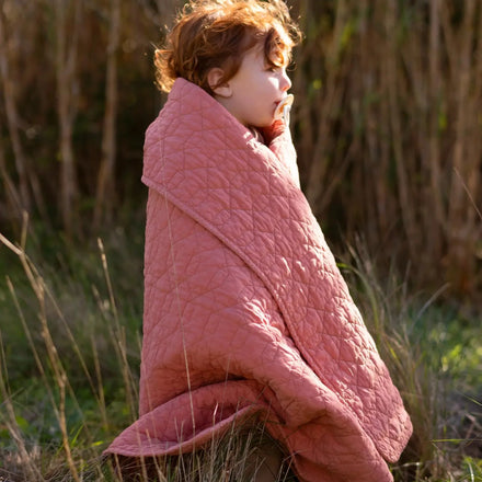 * Nobodinoz Wabi Sabi Quilted Deken 100x135cm | Rosewood*