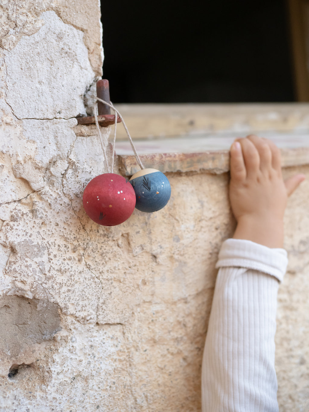 Detail van de handbeschilderde houten figuurtjes van Grapat Wish Balls