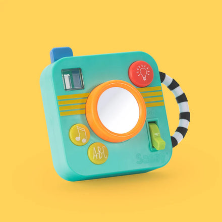 Sassy Busy Baby Camera met kijkgat en verschillende texturen, geschikt vanaf 6 maanden, bij De Gele Flamingo.