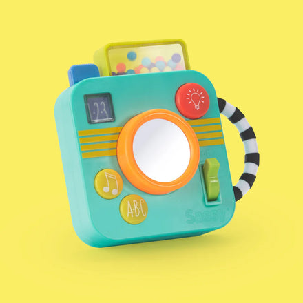 Sassy Busy Baby Camera speelcamera met draaiende elementen en klik-geluid, te koop bij De Gele Flamingo.