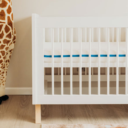Aerosleep Evolution matraspakket voor babybed in een wit houten babybed