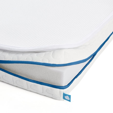 Aerosleep Evolution matraspakket voor babybed, matrasbeschermer half opgetild van de matras