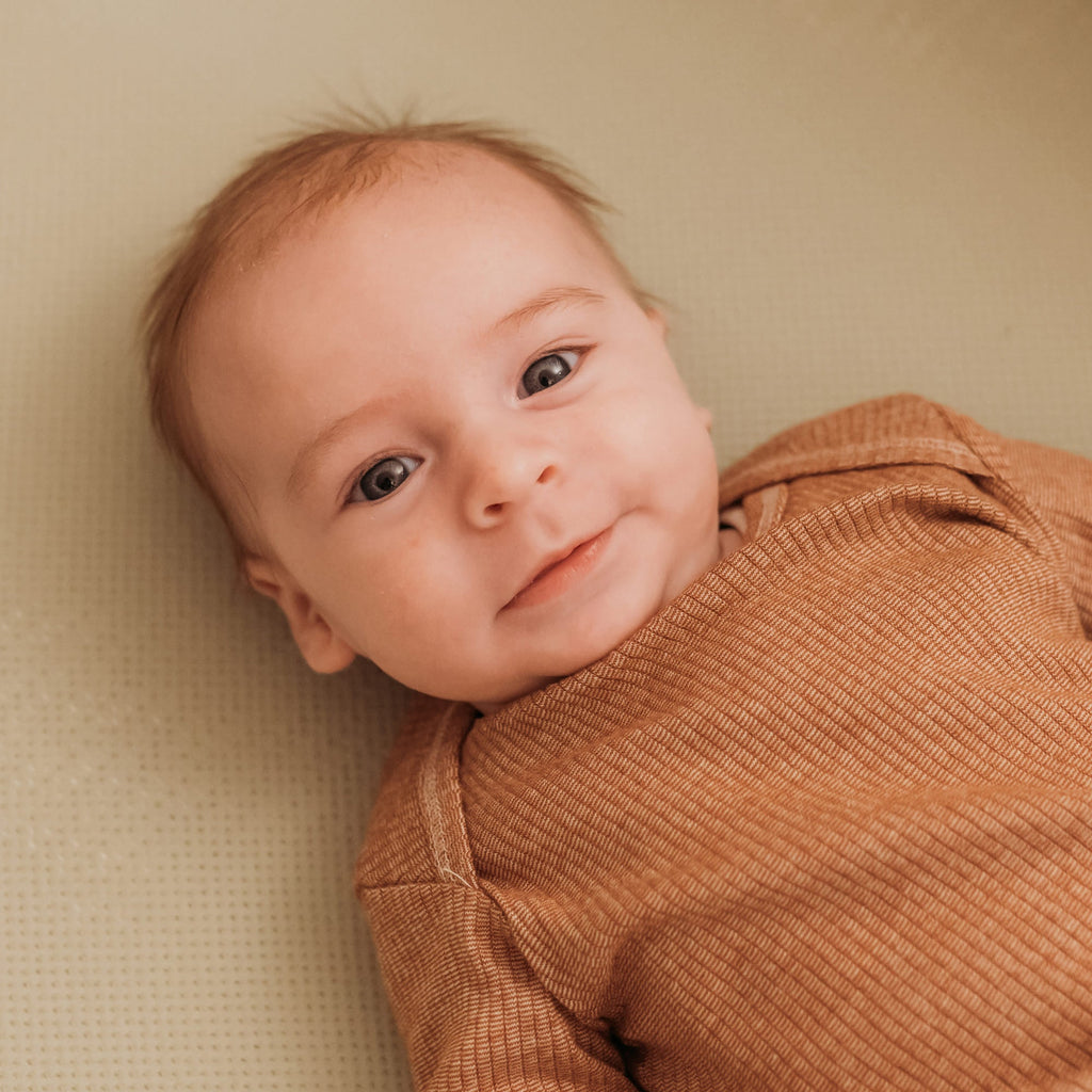 Baby in bed op Aerosleep hoeslaken olive