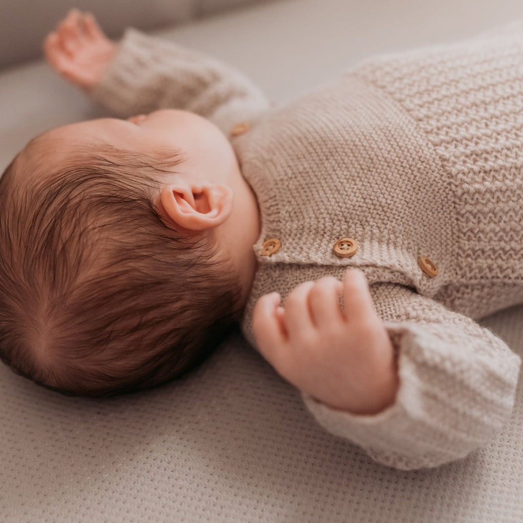 Baby in bed op Aerosleep hoeslaken stone