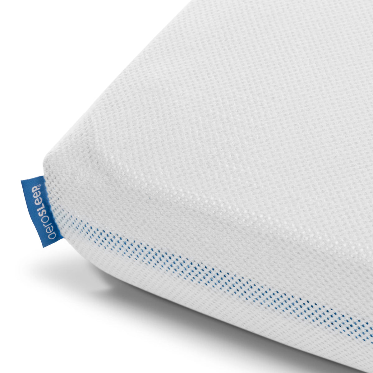 Aerosleep hoeslaken wit rond een matras, op witte achtergrond