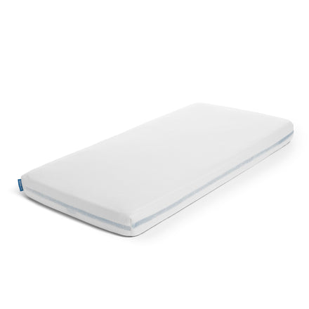 Aerosleep hoeslaken wit rond een matras, op witte achtergrond