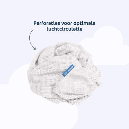 Aerosleep hoeslaken wit losjes opgevouwen, perforaties voor optimale luchtcirculatie