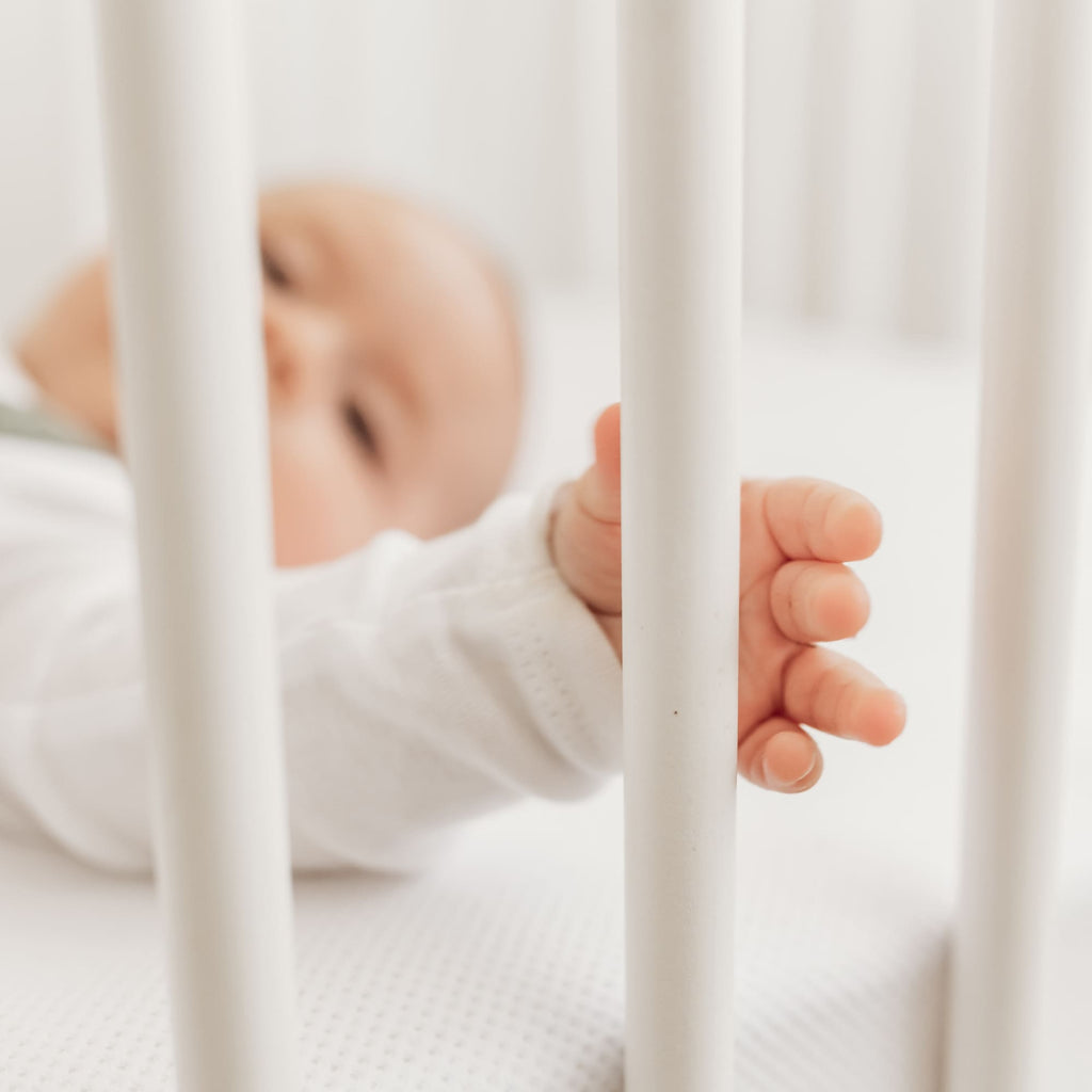 Baby in bed op Aerosleep hoeslaken Premium wit
