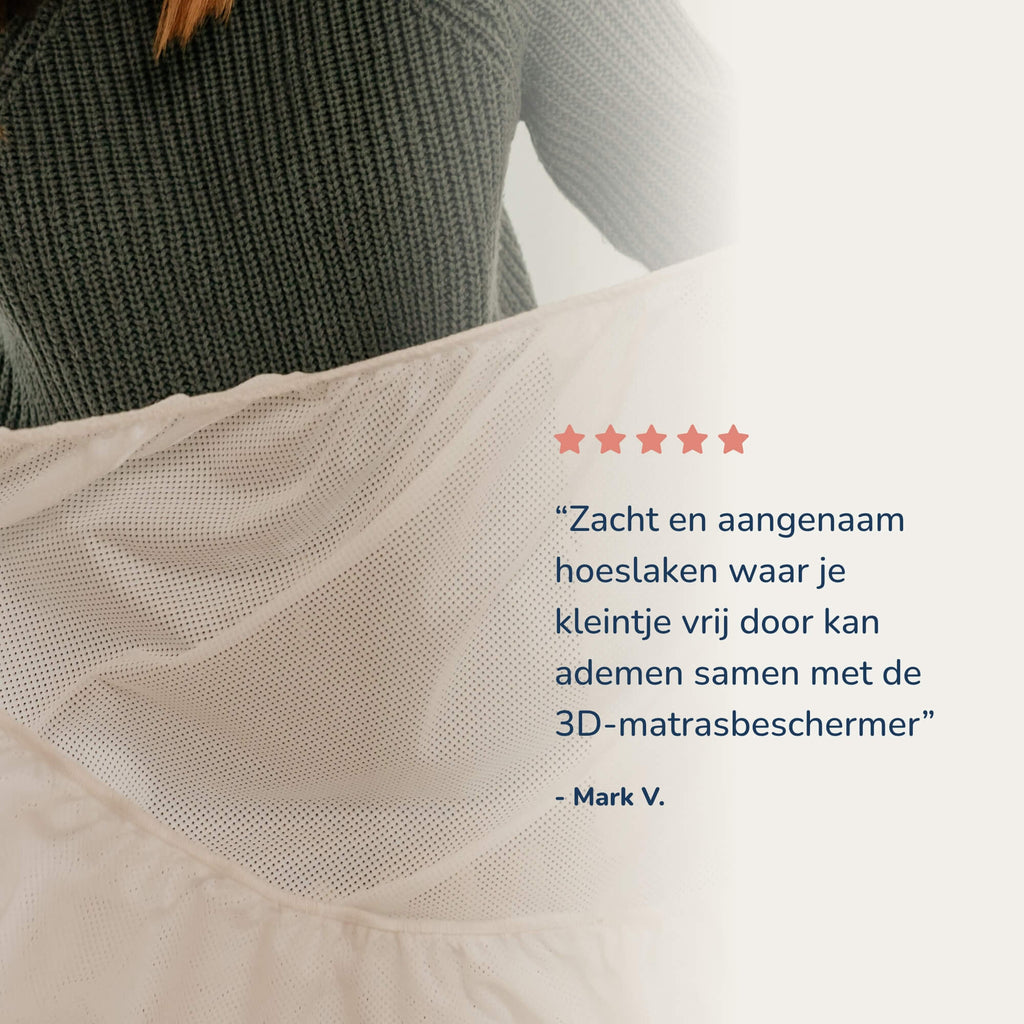 Aerosleep hoeslaken voor wieg wit wordt over een matras getrokken, met klantenreview