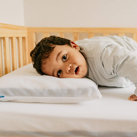 Kind in bed op een kussen met Aerosleep kussensloop wit