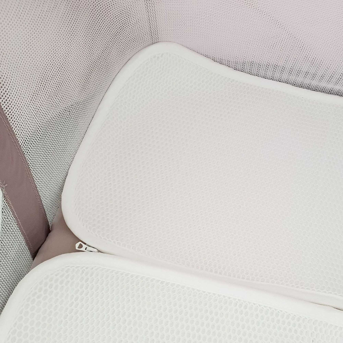 Aerosleep matrasbeschermer voor reisbed Aeromoov, op witte achtergrond
