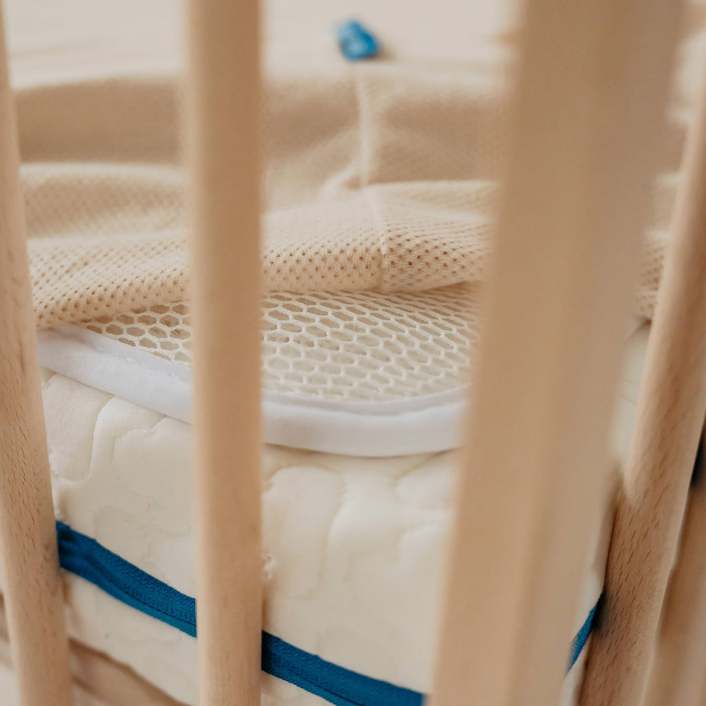 Aerosleep matrasbeschermer voor Sebra bed, luchtdoorlatende 3D-structuur op een matras in een houten bedje
