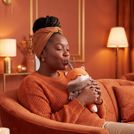 Asobu Fuzzie Vos knuffel drinkbeker in gebruik met rietje