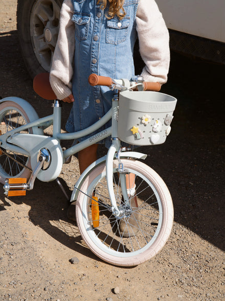 Banwood Fietsmandje Pin & Ride Ivory klikt makkelijk vast, bij De Gele Flamingo