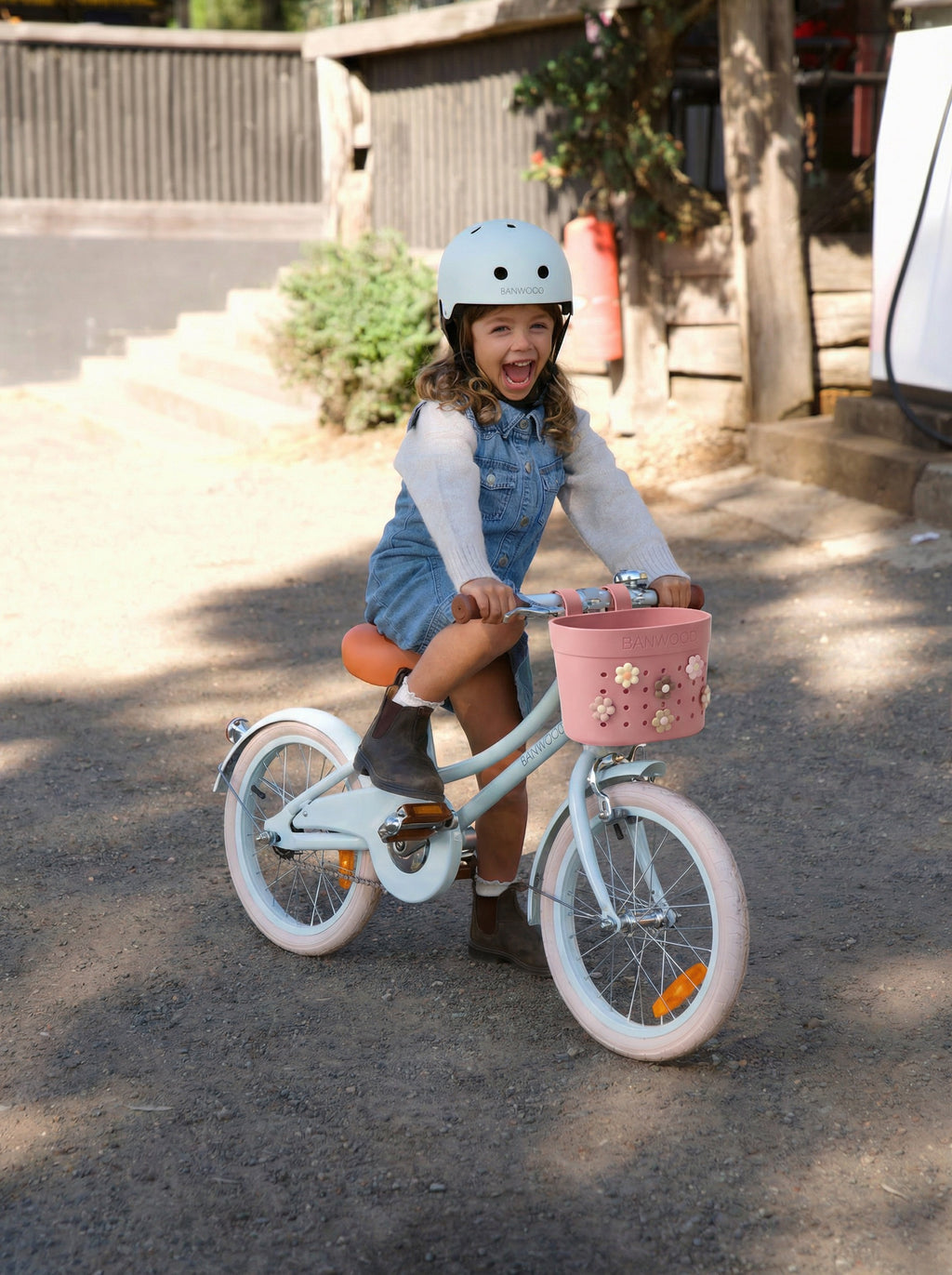 Fietsmandje Pin & Ride Raspberry van Banwood versier je met Banwood Pins, De Gele Flamingo