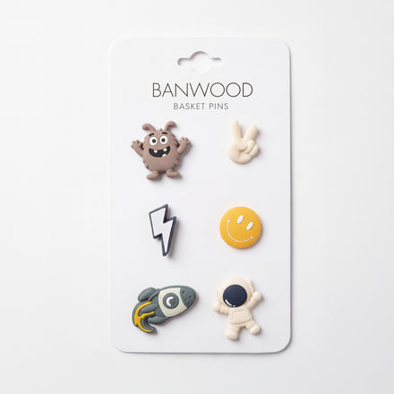 Banwood Pins voor Fietsmandje Space met raketten en sterren, te koop bij De Gele Flamingo.