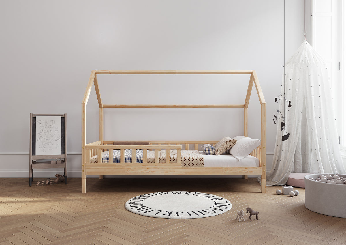 De Gele Flamingo bedhuisje op pootjes, houten kinderbed in huisvorm