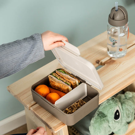 Done By Deer lunchdoos Tiny Trails Sand gevuld met een lunch
