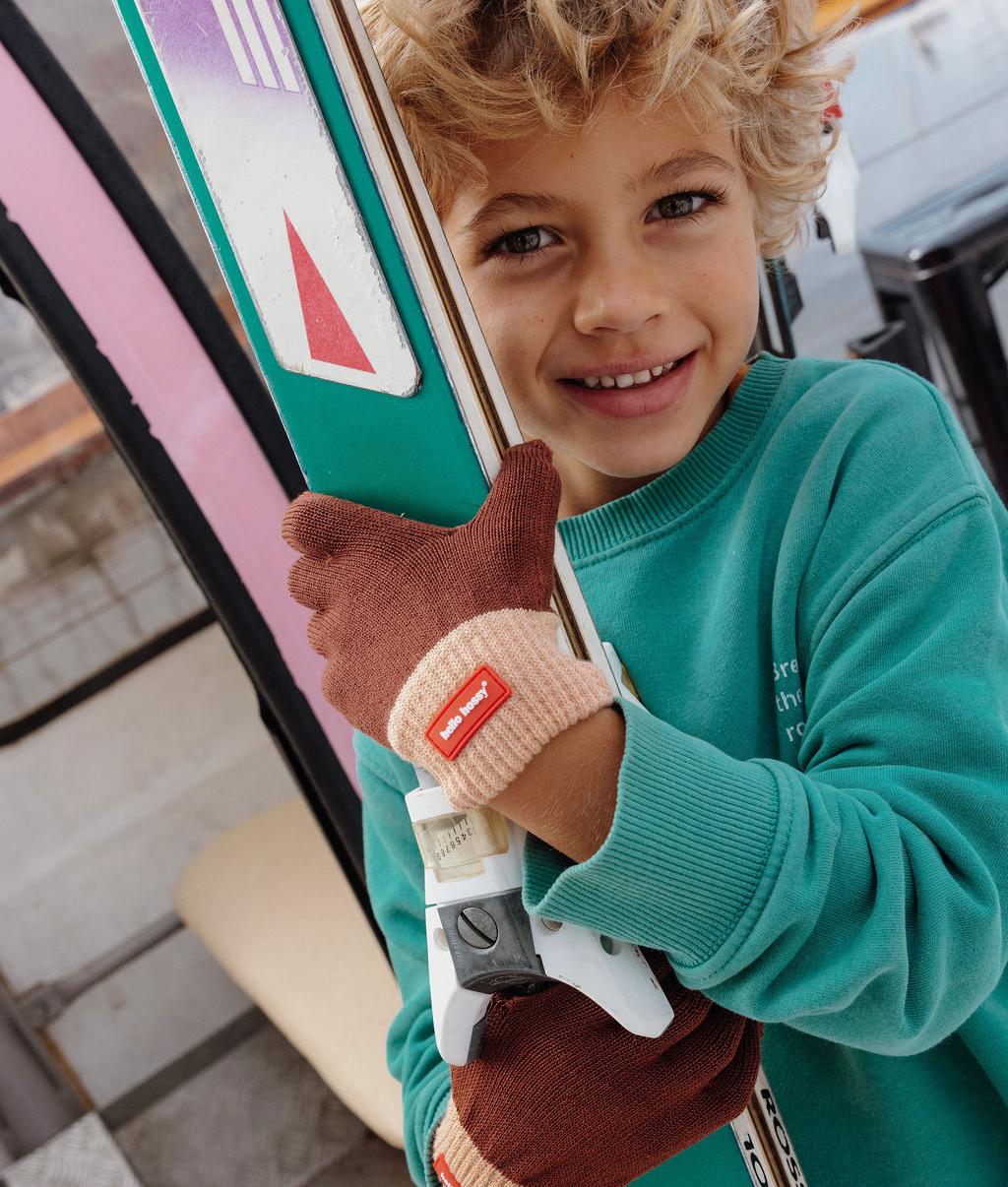 Hello Hossy handschoenen Handy Coffee, gedragen door een lachende jongen