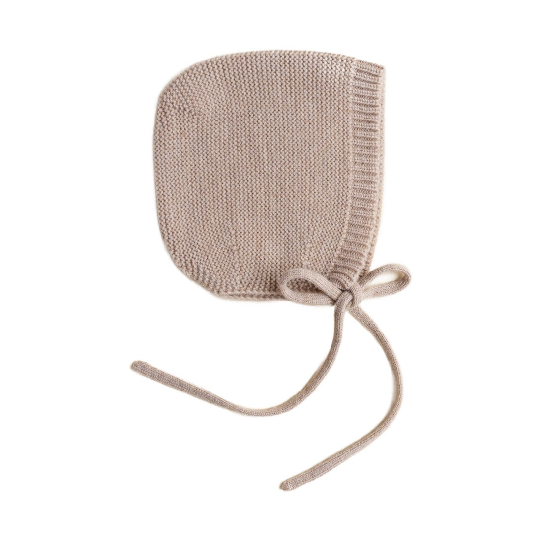 Hvid Bonnet Dolly Sand op witte achtergrond