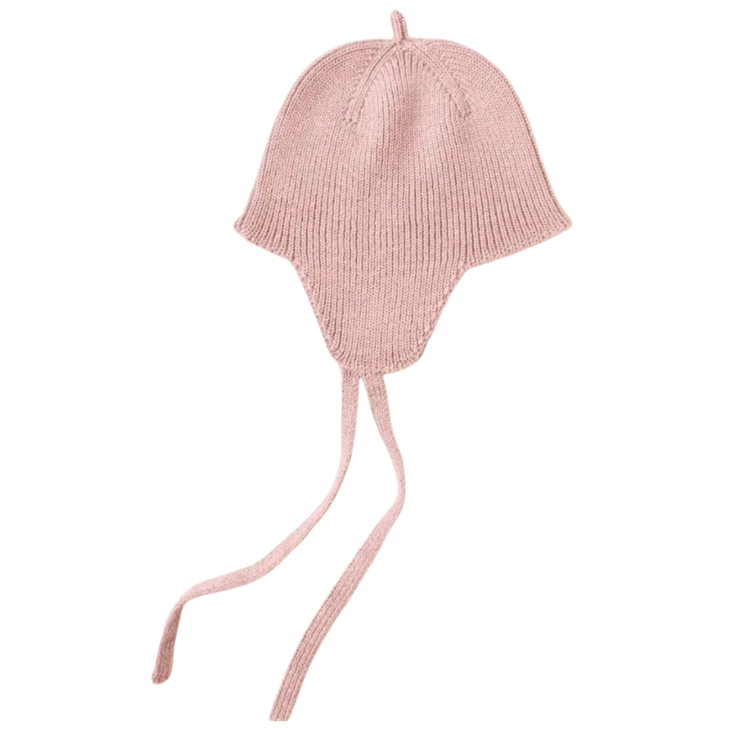 Hvid Bonnet Kota in Powder met oorkleppen en zachte bandjes, van De Gele Flamingo.