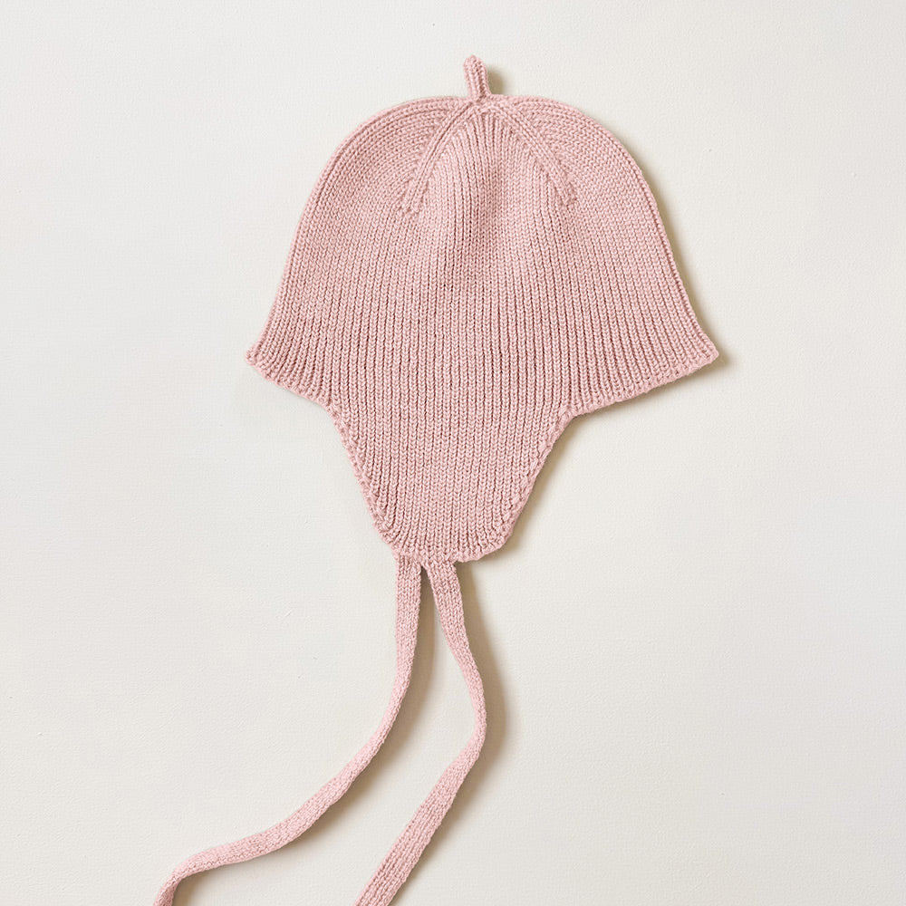 Hvid Bonnet Kota pixiemuts in de kleur Powder van merinowol, bij De Gele Flamingo.