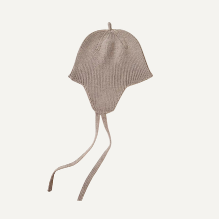 Hvid Bonnet Kota pixiemuts in de kleur Sand van merinowol, bij De Gele Flamingo.