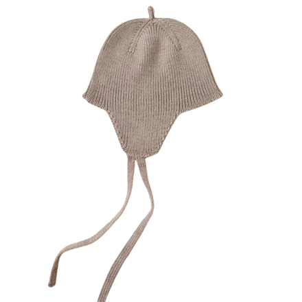 Hvid Bonnet Kota in Sand met oorkleppen voor dreumesen, van De Gele Flamingo.