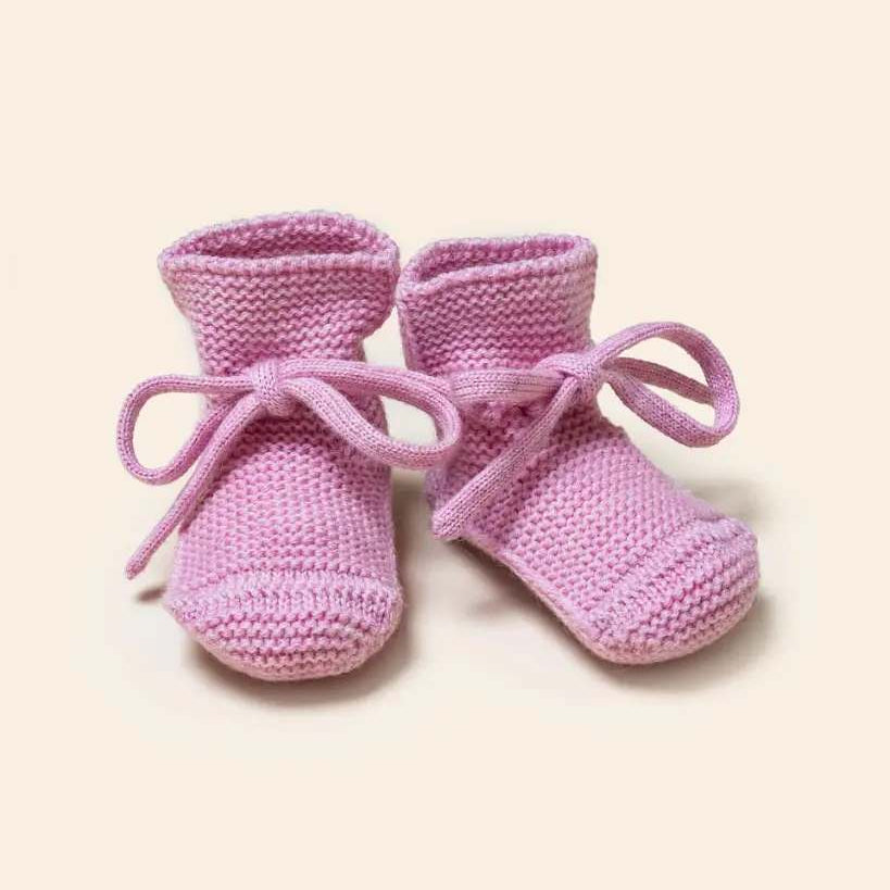 Hvid Booties babyslofjes van merinowol in zachtroze, vooraanzicht