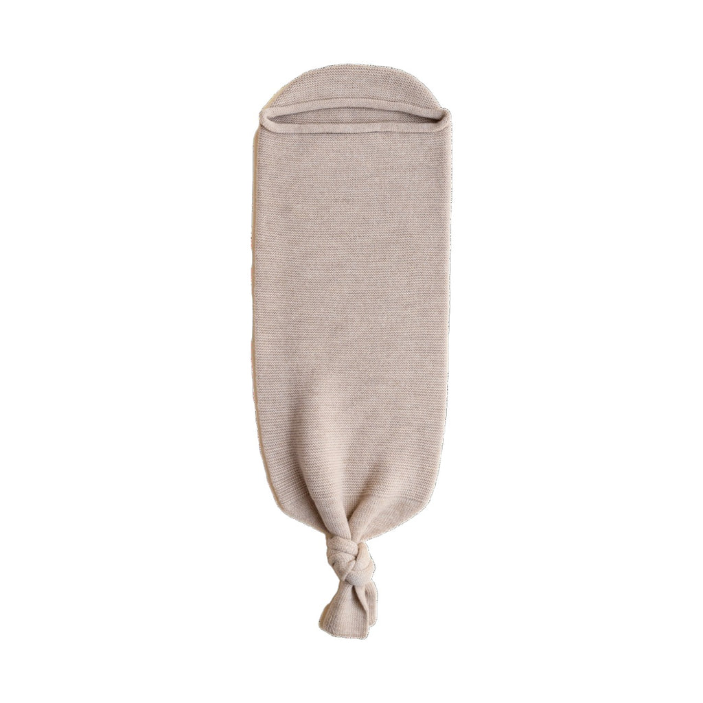 Hvid Cocoon Sand op witte achtergrond