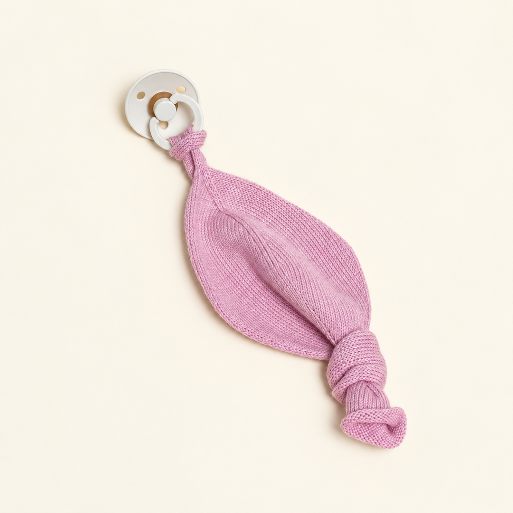 Hvid fopspeendoekje Titi in de kleur Cotton Candy van merinowol, te koop bij De Gele Flamingo.