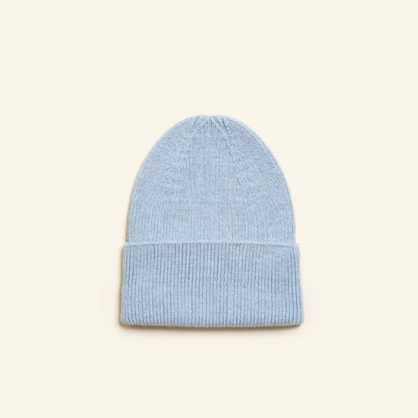 Hvid newborn beanie Fonzie in de kleur Sky van merinowol, te koop bij De Gele Flamingo.