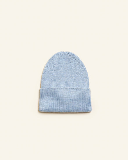 Hvid newborn beanie Fonzie in Sky met naadloze ribsteek, verkrijgbaar bij De Gele Flamingo.