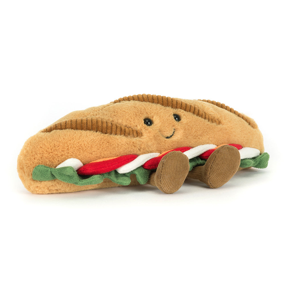 Jellycat Amuseable Caprese Baguette, zijaanzicht van het belegde broodje met beentjes
