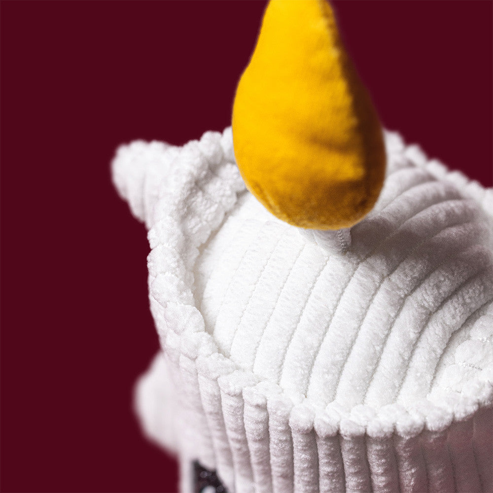 Jellycat Amuseables Flickerty Candle, vooraanzicht van de witte kaars met gezichtje