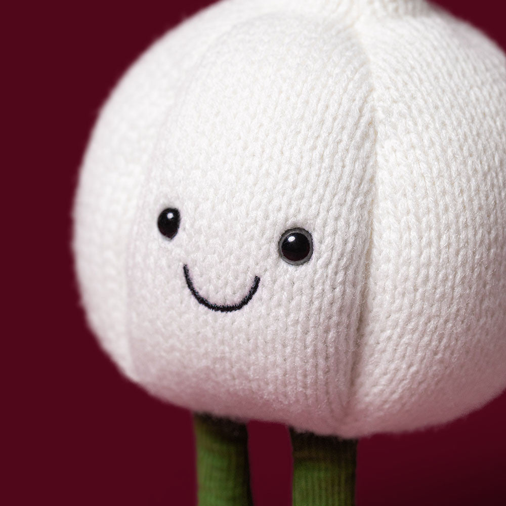Jellycat Amuseables Garlic, vooraanzicht van het witte knoflookbolletje met groene beentjes