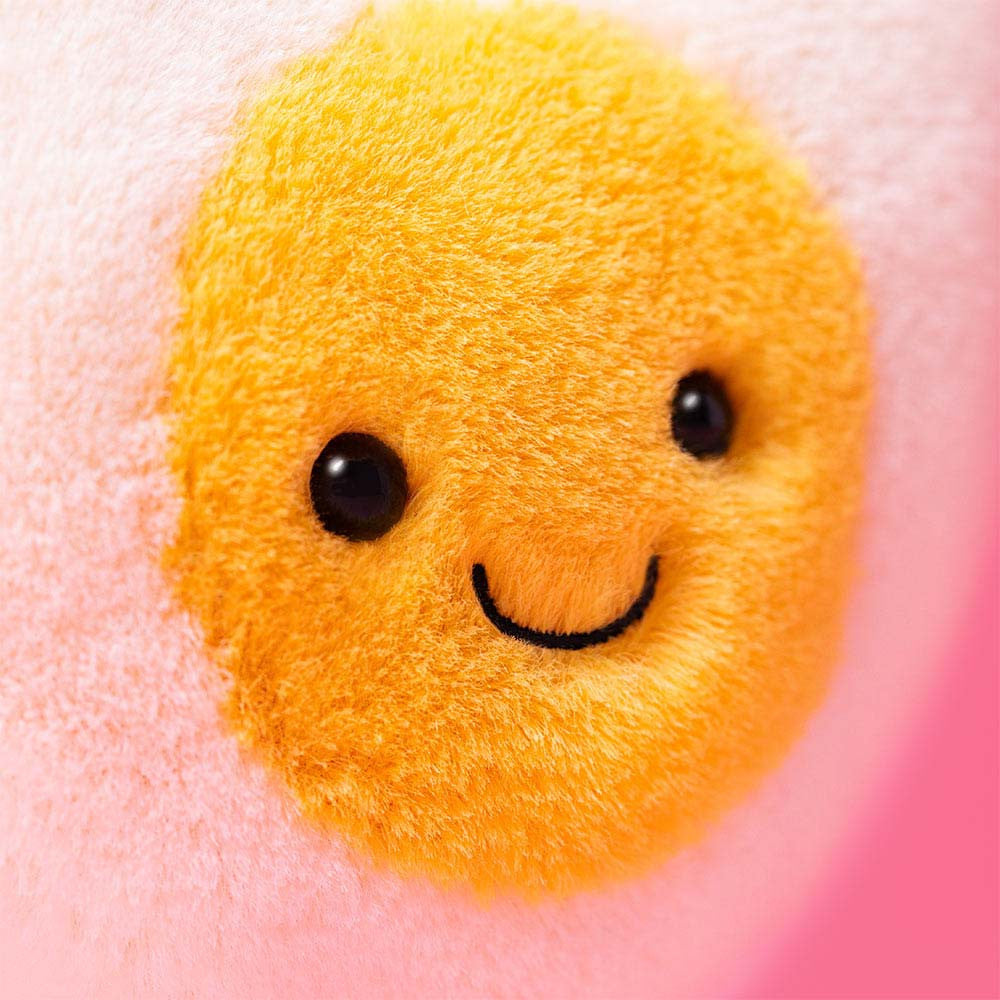 Jellycat Amuseables Heart Boiled Egg, vooraanzicht met hartvormige dooier en rode pootjes