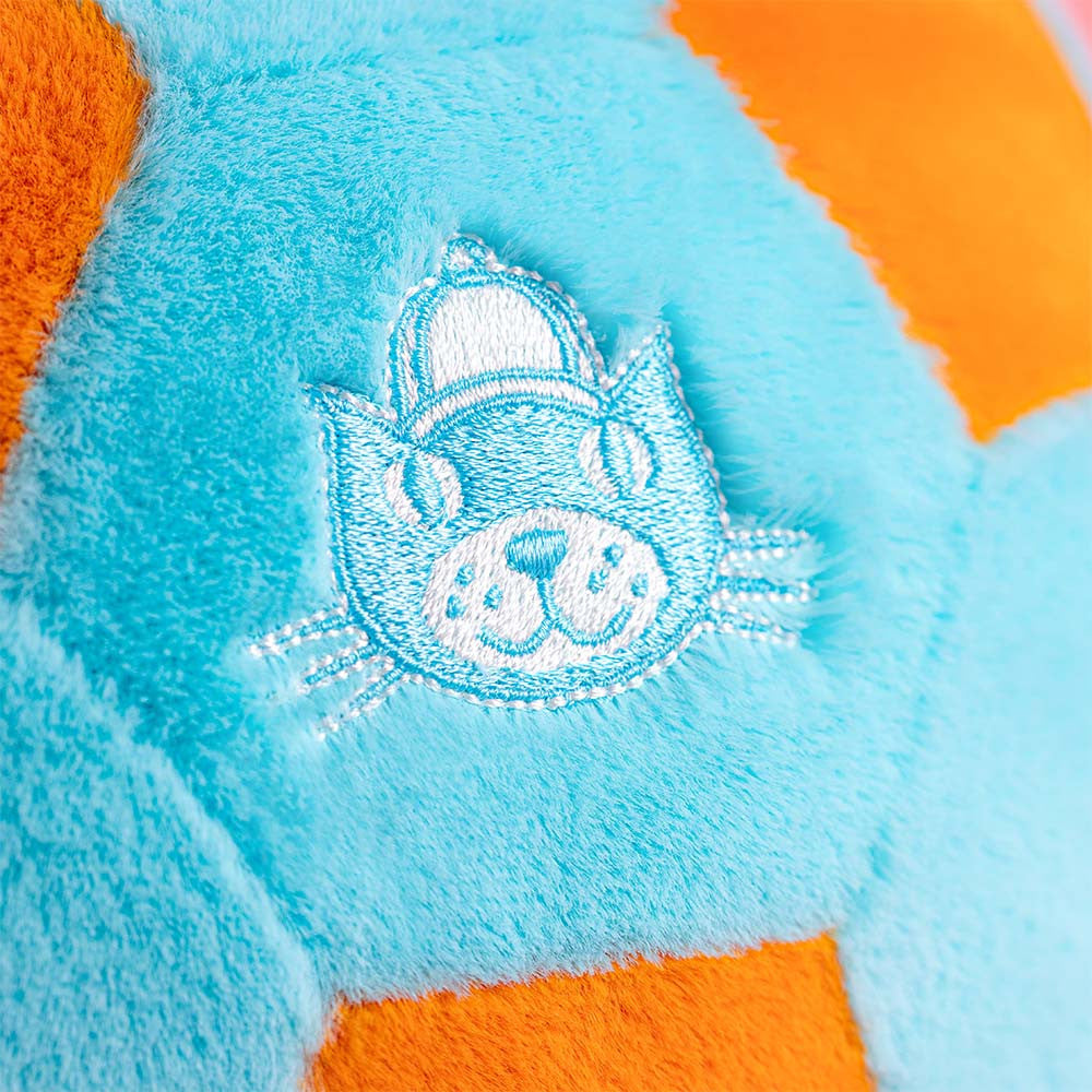 Jellycat Amuseables Jellycat Football, close-up van het geborduurde logo