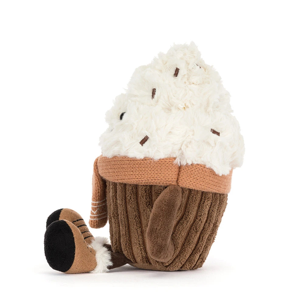 Jellycat Amuseables Scarffles Hot Chocolate, zijaanzicht met laarsjes